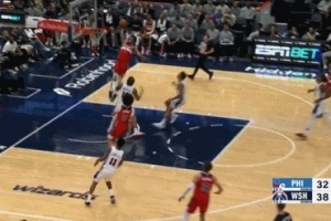 一飞冲天！凯肖恩-乔治抢断反击送抛传 惠特摩尔起飞空接单手暴扣