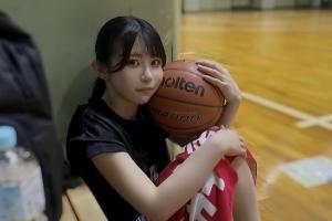 穿077球衣坐老詹身后的性感女球迷 晒自己打球美照~她真的爱篮球