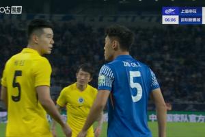 激情对喷！朱辰杰倒地胡睿宝指责其假摔骗点，两人互喷垃圾话