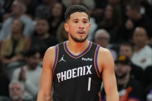 布克：现在的我几乎什么防守都见识过了 今天我的平衡做得很好