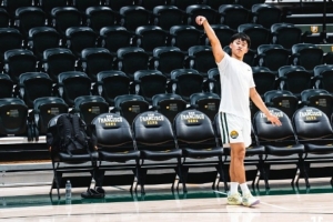 媒体人：赵维伦与NCAA的差距好大 回去训练场上得好好加油