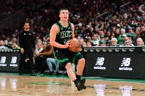 次节轰下16分！普理查德半场9中6拿到16分1板2助 首节挂零