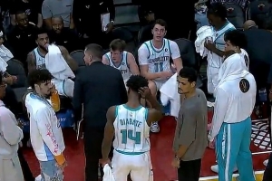 新秀配合！4号秀克尼佩尔助飞34号秀卡尔克布伦纳空接暴扣！