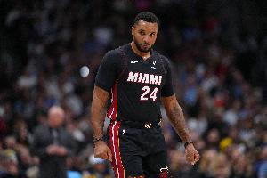 主攻手！鲍威尔20中10砍全队最高25分外加4板3助 正负值+6