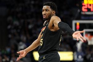 没进也挺帅的！米切尔滞空满弓战斧炸扣 直接砸到篮筐上了