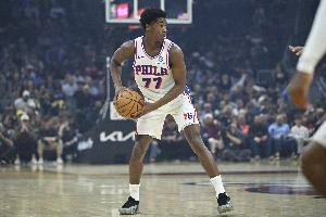 持续输出！埃奇库姆凌波微步反击得手 随后在包夹中强投也有