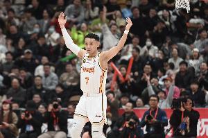 恐怖的射手！原帅半场8中7&6记三分射落25分外加1抢断