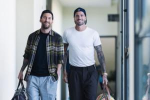 依旧德保镖！梅西与德保罗抵达阿根廷队集训营报到，备战安哥拉