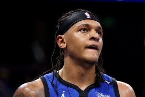 好像在摸鱼？班凯罗半场5中3&三分1中0得7分3板2助 有3次失误