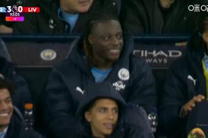 悲喜两重天...伊萨克枯坐替补席眉头紧锁，多库笑着接受全场掌声