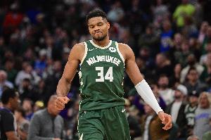 这是怎么了？字母哥首节运动战0出手得分挂蛋 得到1板5助2盖帽