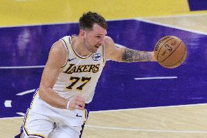 东契奇暴起双手大力灌篮！雷迪克：惊呆了......不 简直炸裂！