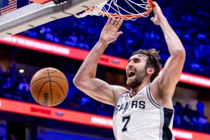 本季只出战2场场均8分8板！今天马刺客战公牛 科内特复出