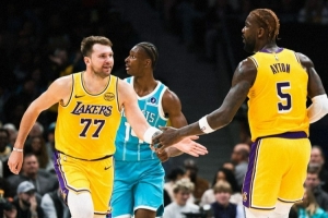 得心应手！湖人官方晒赢球海报 东契奇和艾顿击掌登上封面