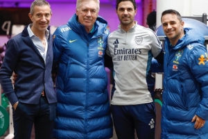 巴西队在阿森纳基地训练，安切洛蒂与阿尔特塔合影