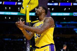 解说：今天的斯玛特没得黑 不愧是前DPOY给黄蜂年轻人上了一课