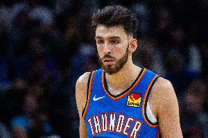 冲击篮筐！霍姆格伦外线虚晃迎着防守上篮打成2+1