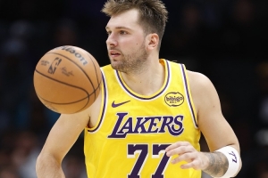 Skip：东契奇场均投12三分&命中率32% 上半场6中1&但谁在意呢？