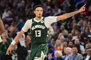 雄鹿的里夫斯？瑞安·罗林斯在字母哥缺阵时场均28.5+7