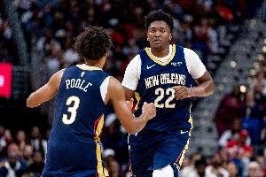 给你打出名堂了！鹈鹕13号秀奎因突破对抗上篮再打成2+1！