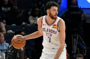 内线大闸！霍姆格伦半场送出3记火锅 5投3中拿到9分3板1助