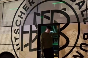 早日康复！基米希随队抵达卢森堡，走路仍一瘸一拐