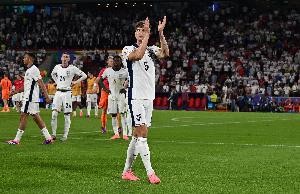 斯通斯：我们需要保持必胜的信念 比赛开始的几分钟会像下棋一样