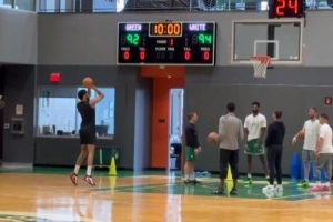 凯记：塔图姆回到了凯尔特人训练馆 并进行了简单的投篮训练