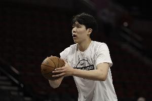 游刃有余！杨瀚森卡位再收板 进攻端弧顶妙传送队友扣篮！