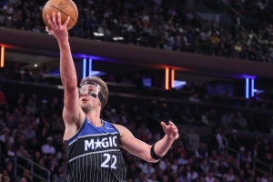 鼻骨骨折！小瓦格纳：不知道面具还要戴多久 试着适应戴着它打球