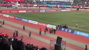 球员飞踹裁判后续！川超回应：公安机关对涉事人员进行调查处理