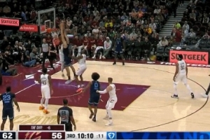 高高配合！埃迪给JJJ掩护迅速下顺 接球直接双手隔扣亨特！