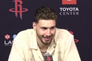 申京：打进绝平球我开心不起来因为前面失误了 但能赢球我很开心