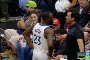 场边一位球迷和追梦怼脸发生口角 未被驱逐但被裁判红牌警告