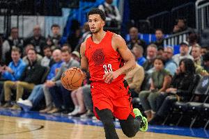 运气可以！卡马拉底角出手三分 压哨弹进篮筐