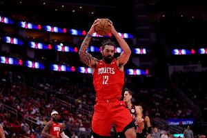 做擅长的事情！亚当斯7中1得3分12板 包括8进攻板