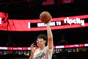 媒体人：杨瀚森还是太想和队友配合 有人给了接不明白完不成终结