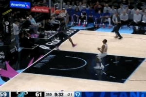 生擒硬拿！鲍威尔一把精准掏掉球 反击轻松单臂劈扣！