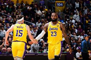 里夫斯：詹姆斯是史上最伟大球员 很高兴能迎接他的回归