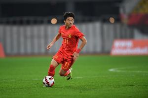 媒体人：唐天翼受中甲球队青睐是好事，他最近专心踢球没再犯错