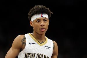 走步没？费尔斯突击内线 强攻打进还有加罚