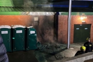 普利茅斯主场外发生大火已被扑灭，消防部门认为火灾系人为纵火