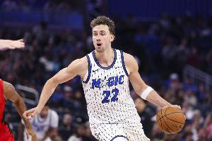 又是一波攻势！勇士连续失误被魔术抢断反击拿分 分差再上双