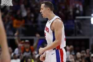 表现还行！邓肯·罗宾逊半场三分6中3得9分2板3助&为CC送空接助攻