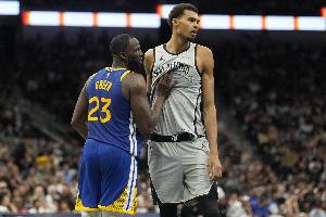 Shams：文班不知道拉伤发生在对阵勇士的哪个回合 赛后才有感觉