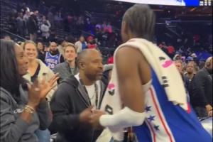 泪目！哈登绝杀三分被打手心情不佳❤️仍穿越人海拥抱马克西母亲